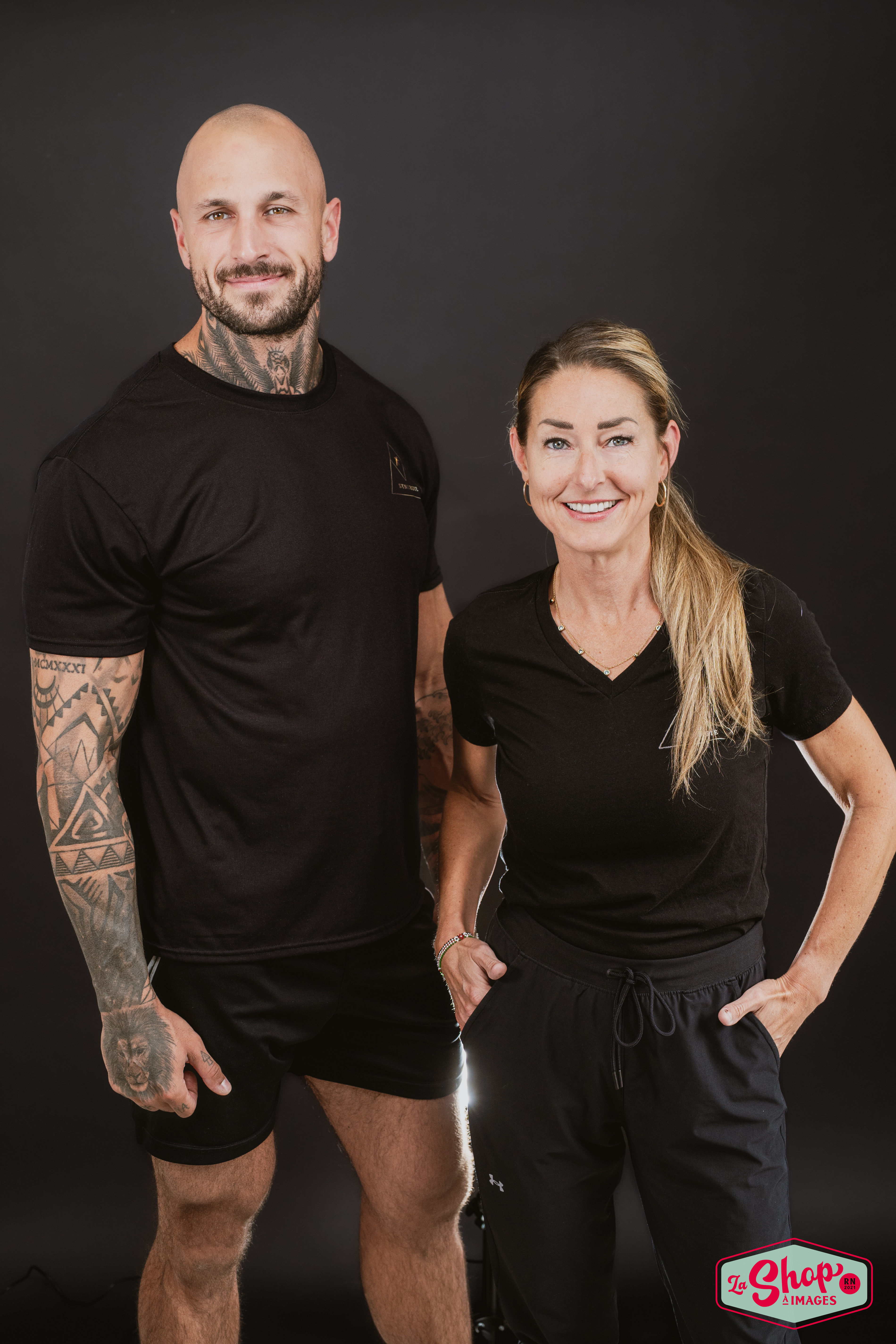 Intérieur de gym propre et spacieux avec divers équipements de fitness